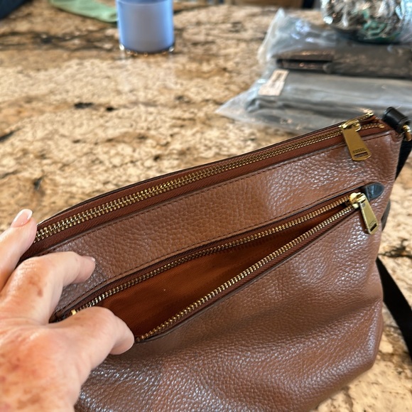 LIKE NEW FOSSIL Crossbody - Picture 5 of 7